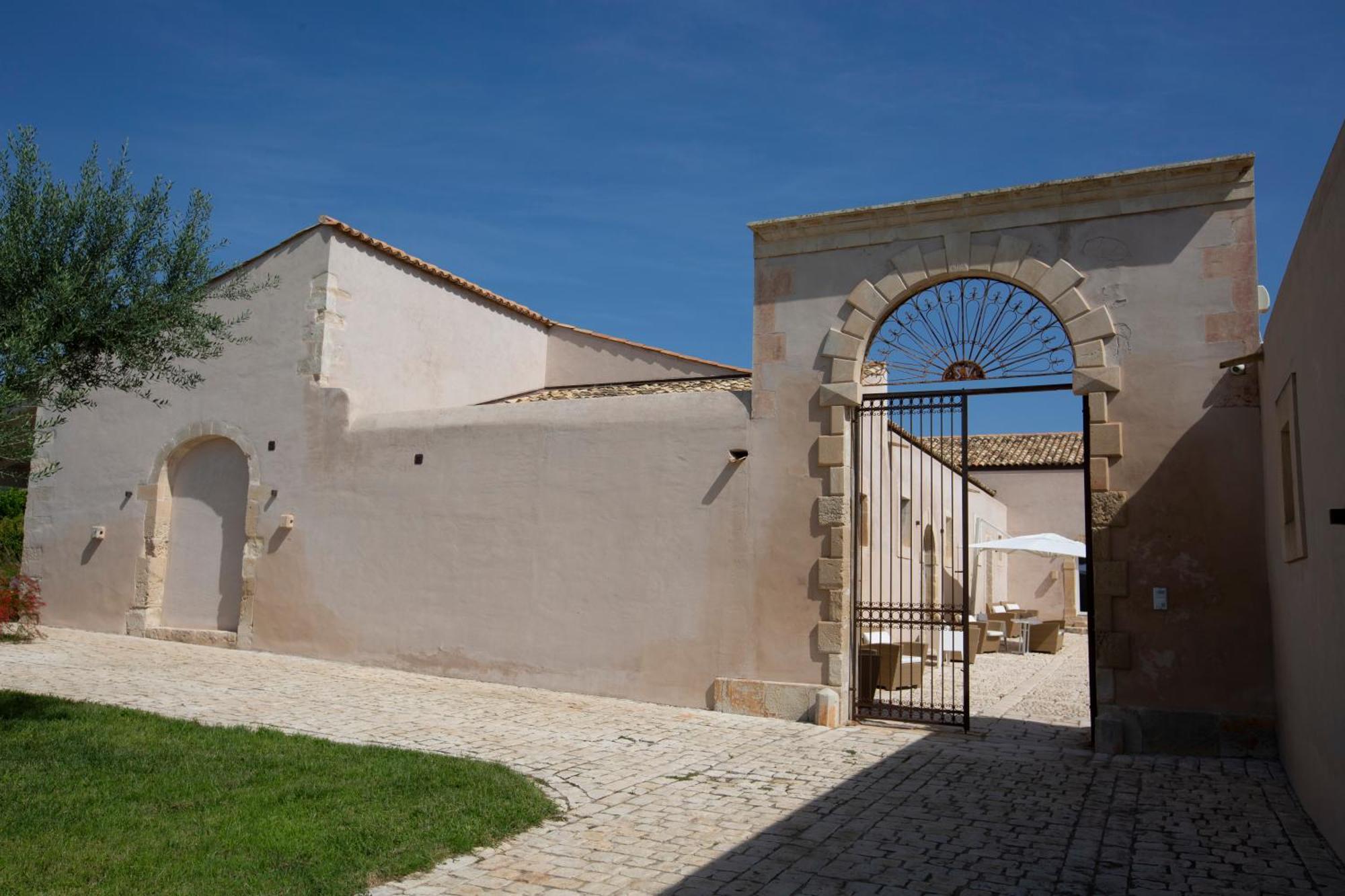 Ballium Luxury Relais Avola Exterior photo