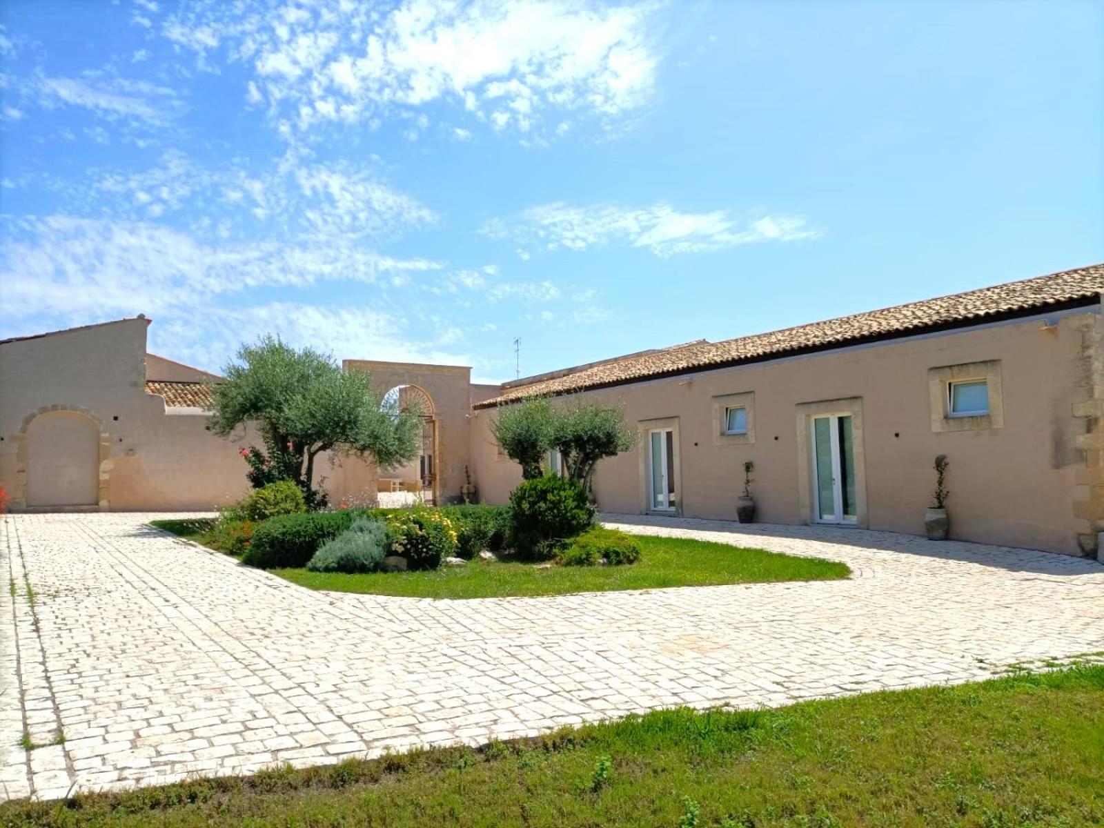 Ballium Luxury Relais Avola Exterior photo