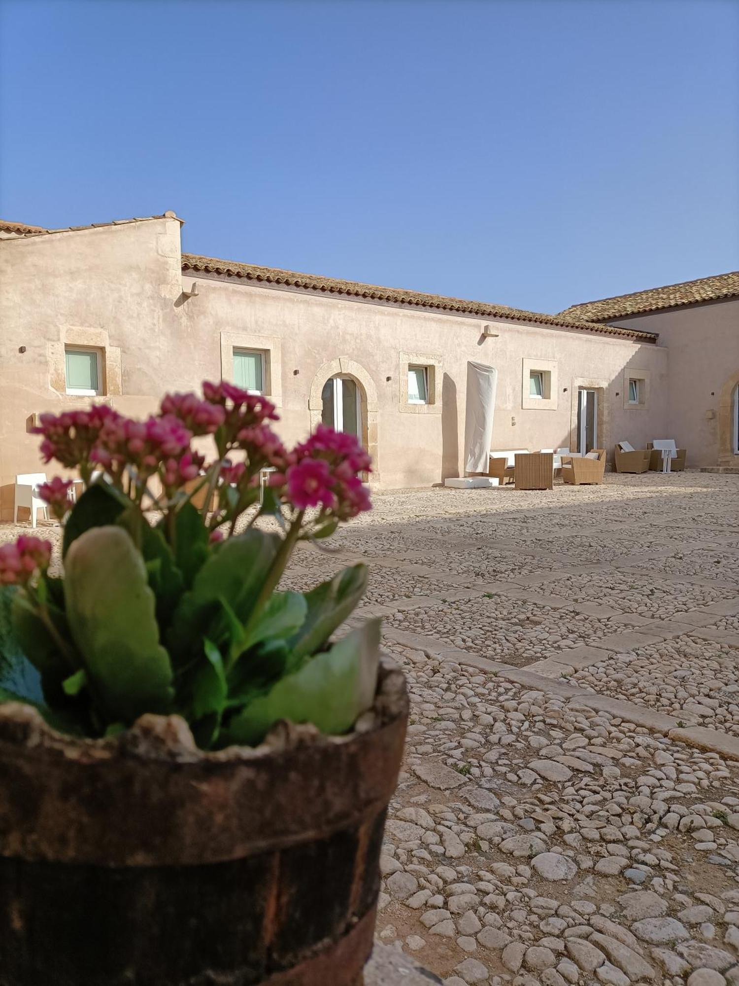 Ballium Luxury Relais Avola Exterior photo